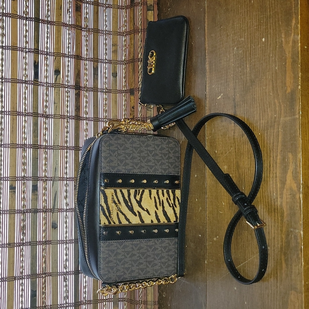 Michael Kors crossbody 8.5"×2.5"×5.5" w/ wallet/Keychain holder 5.5"x3.5"